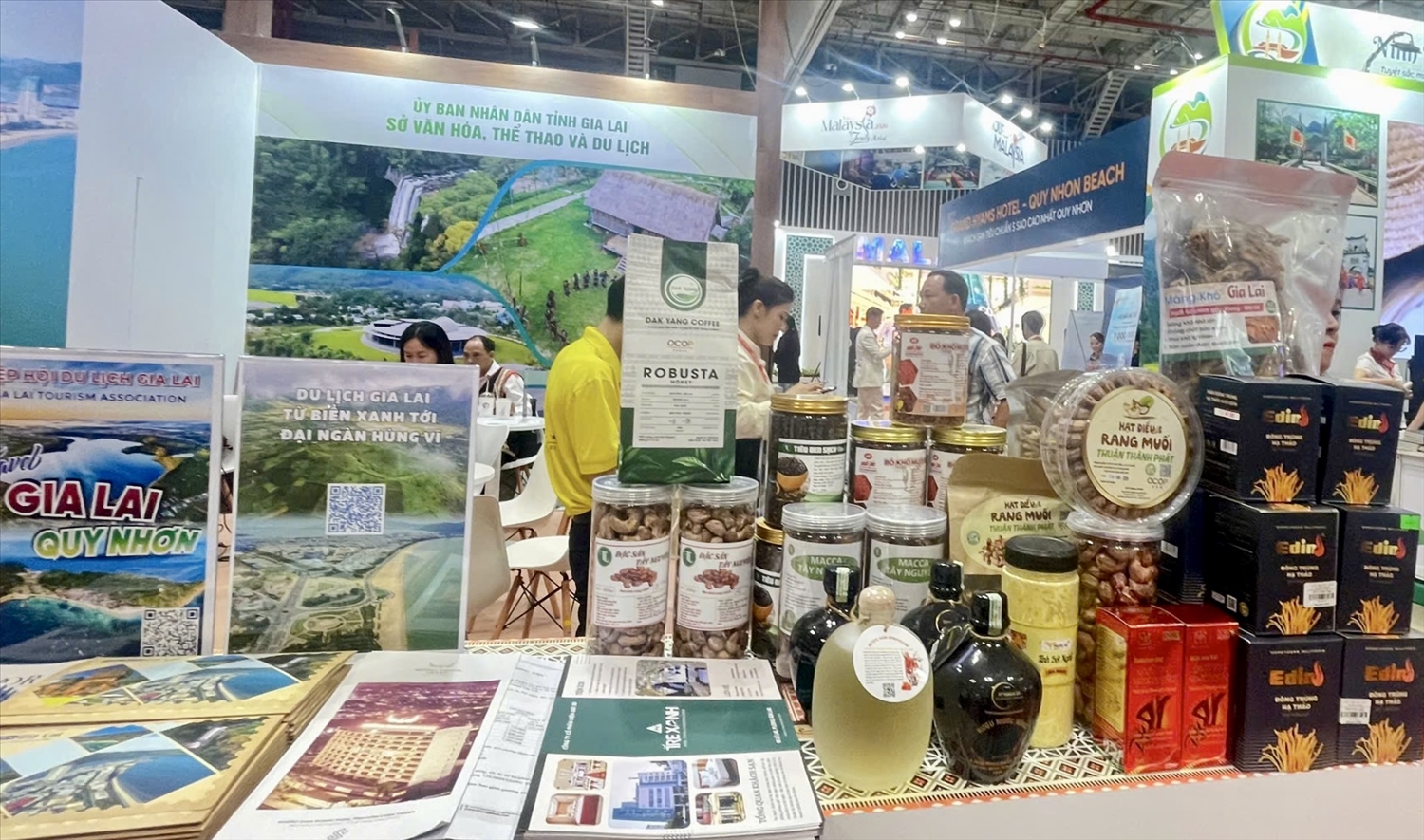 Gian hàng trưng bày các sản phẩm OCOP của Gia Lai như: Bò một nắng, măng khô, tiêu đen, cà phê, mắc ca...