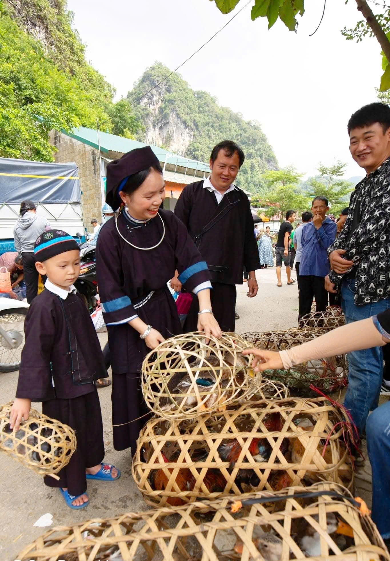 Gia đình người Tày chọn vịt, mua lá gai ở chợ phiên để chuẩn bị mâm cỗ páy tai.