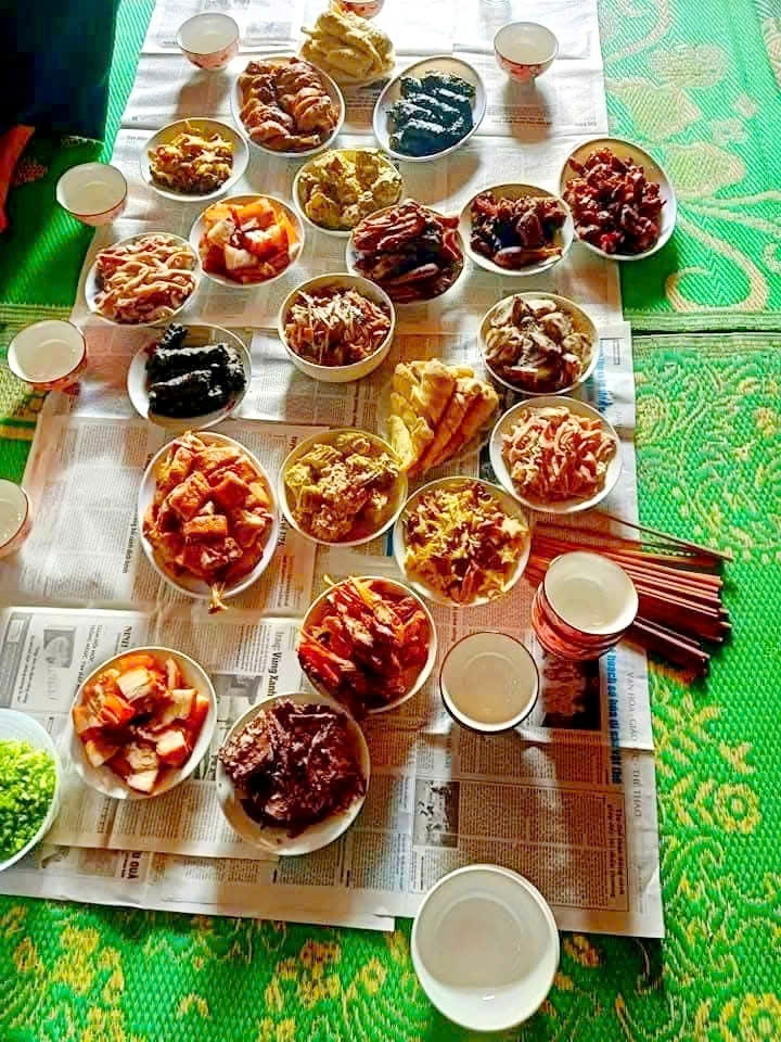 Mâm cỗ ngày Rằm tháng Bảy giản dị mà đủ đầy: vịt luộc, bánh gai, xôi, chén rượu ngô. Trong tiếng cười nói, tình thân thêm gắn bó.