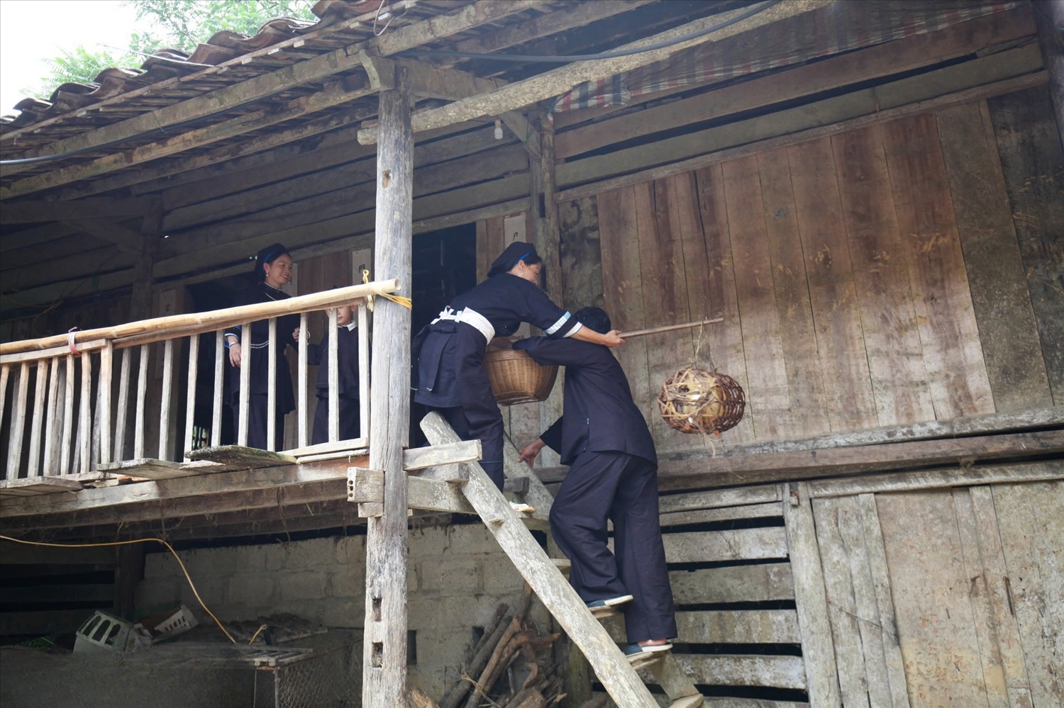 Trước hiên nhà sàn, ông bà ngoại chờ đón – niềm vui sum họp sáng bừng khuôn mặt.