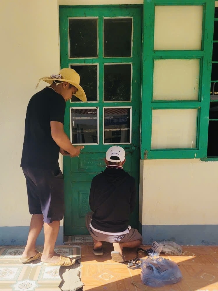 Trường PTTHCS Chiềng Sơ sửa chữa lớp học để đón năm học mới - Ảnh Pv