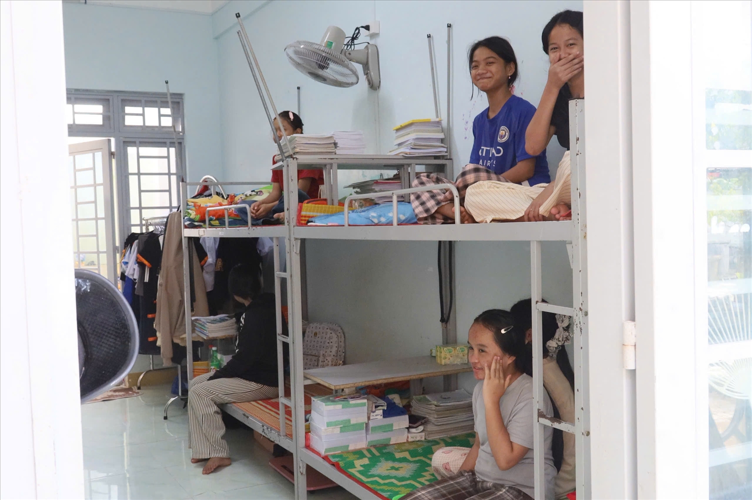 Khu ký túc xá dành cho học sinh Trường Phổ thông Dân tộc Nội trú Trung học Cơ sở Minh Long được trang bị đầy đủ, giúp các em học sinh yên tâm học tập (Ảnh T.T)