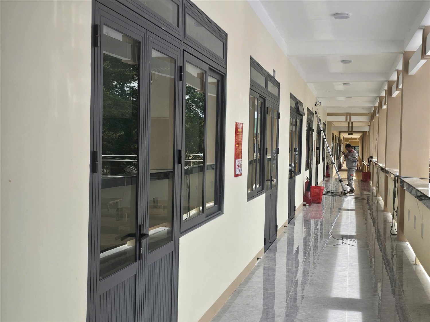 Trường Phổ thông Dân tộc Nội trú Trung học Cơ sở Minh Long được đầu tư xây dựng khang trang (Ảnh T.T)