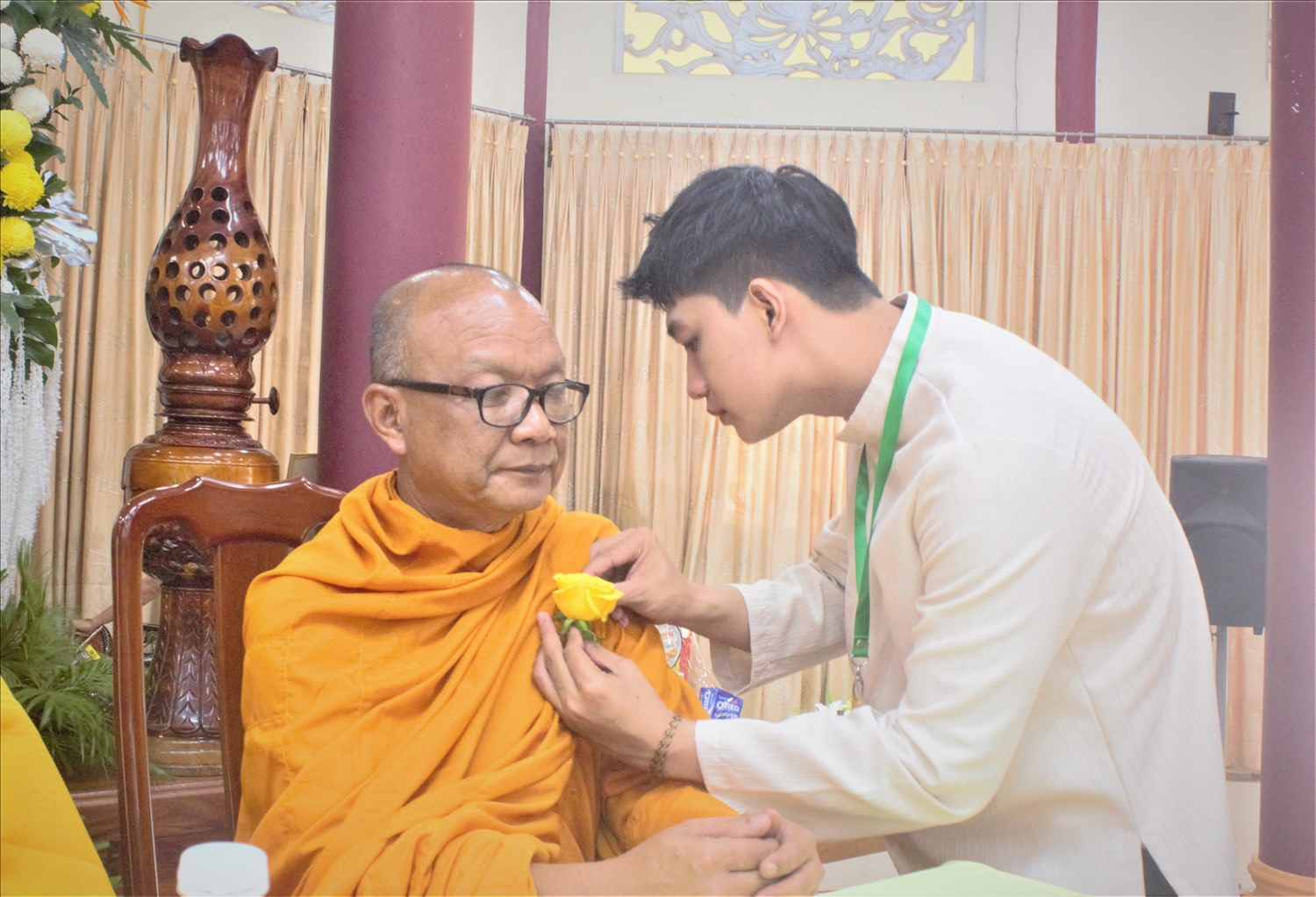 Dâng hoa cúng dường và cài hoa hồng cho Chư tôn đức chứng minh