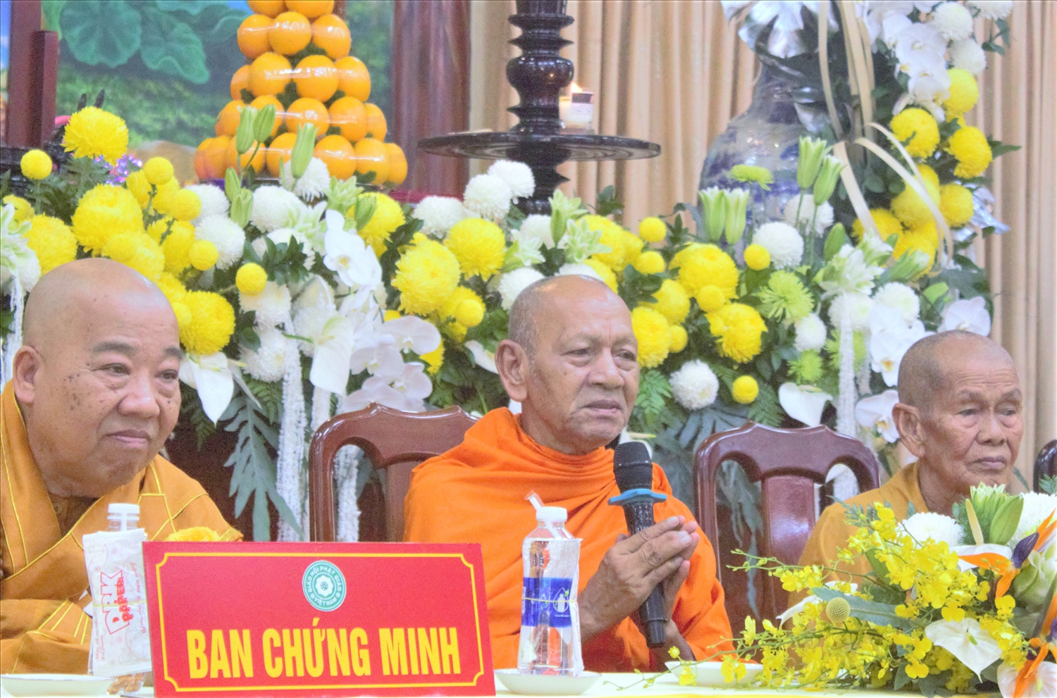 Trưởng lão Hòa thượng Đào Như (ở giữa) nhấn mạnh người con Phật phải biết gìn giữ đạo pháp, sống chan hòa trong lòng dân tộc và hướng về đất nước