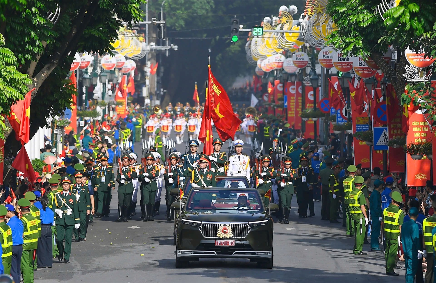 Hàng vạn người dân đã có mặt tại những tuyến đường trung tâm để tận mắt chứng kiến khoảnh khắc lịch sử