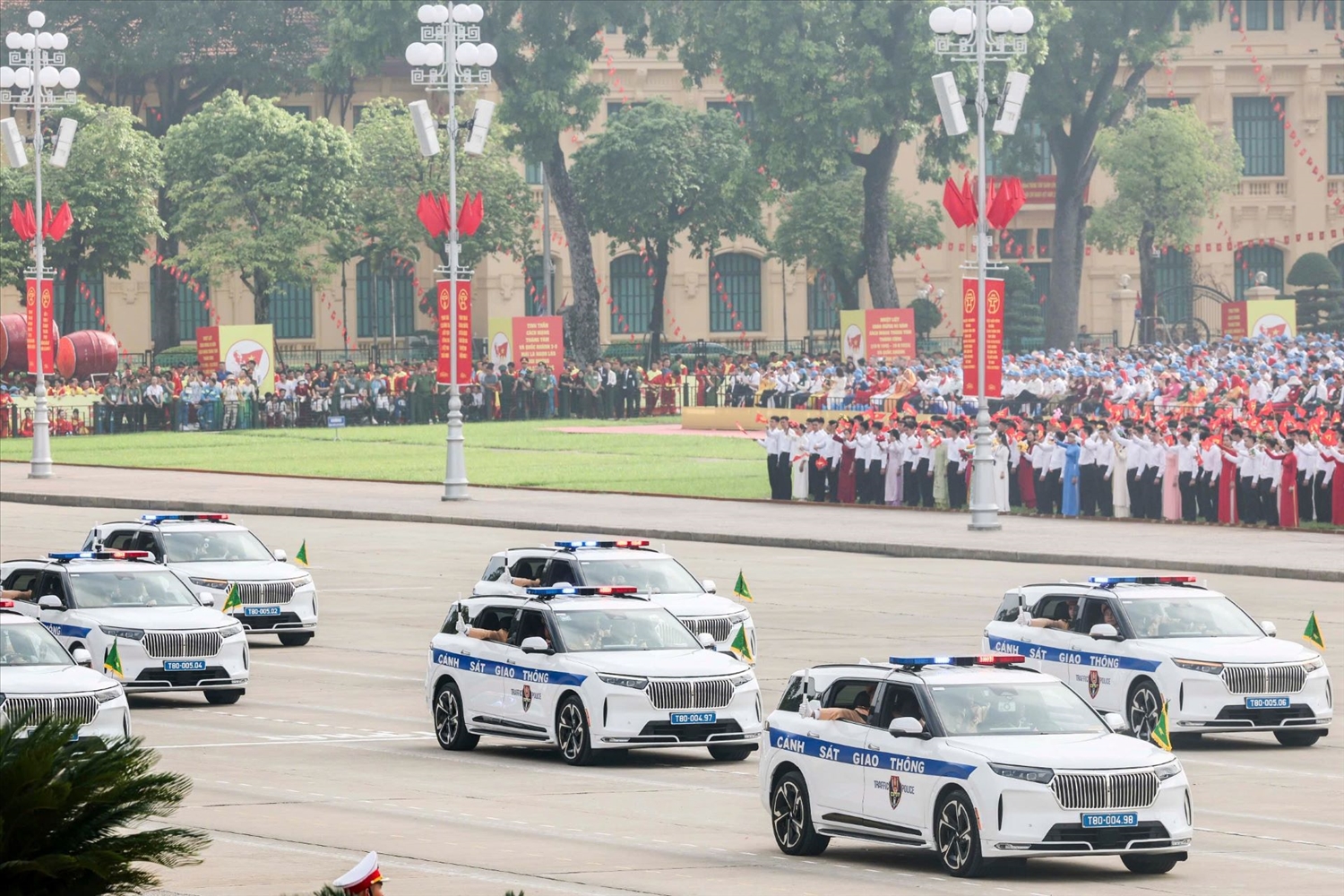 Hình ảnh ấn tượng khi dàn xe điện VF 9 màu trắng tiến vào lễ đài