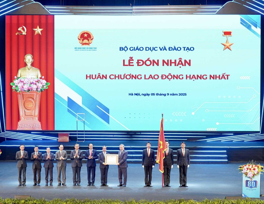 Tổng Bí thư Tô Lâm đã trao tặng Huân chương Lao động hạng Nhất cho Bộ Giáo dục và Đào tạo