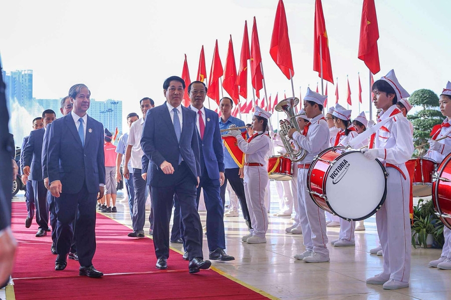 Chủ tịch nước Lương Cường cùng các đại biệu đến dự buổi lễ