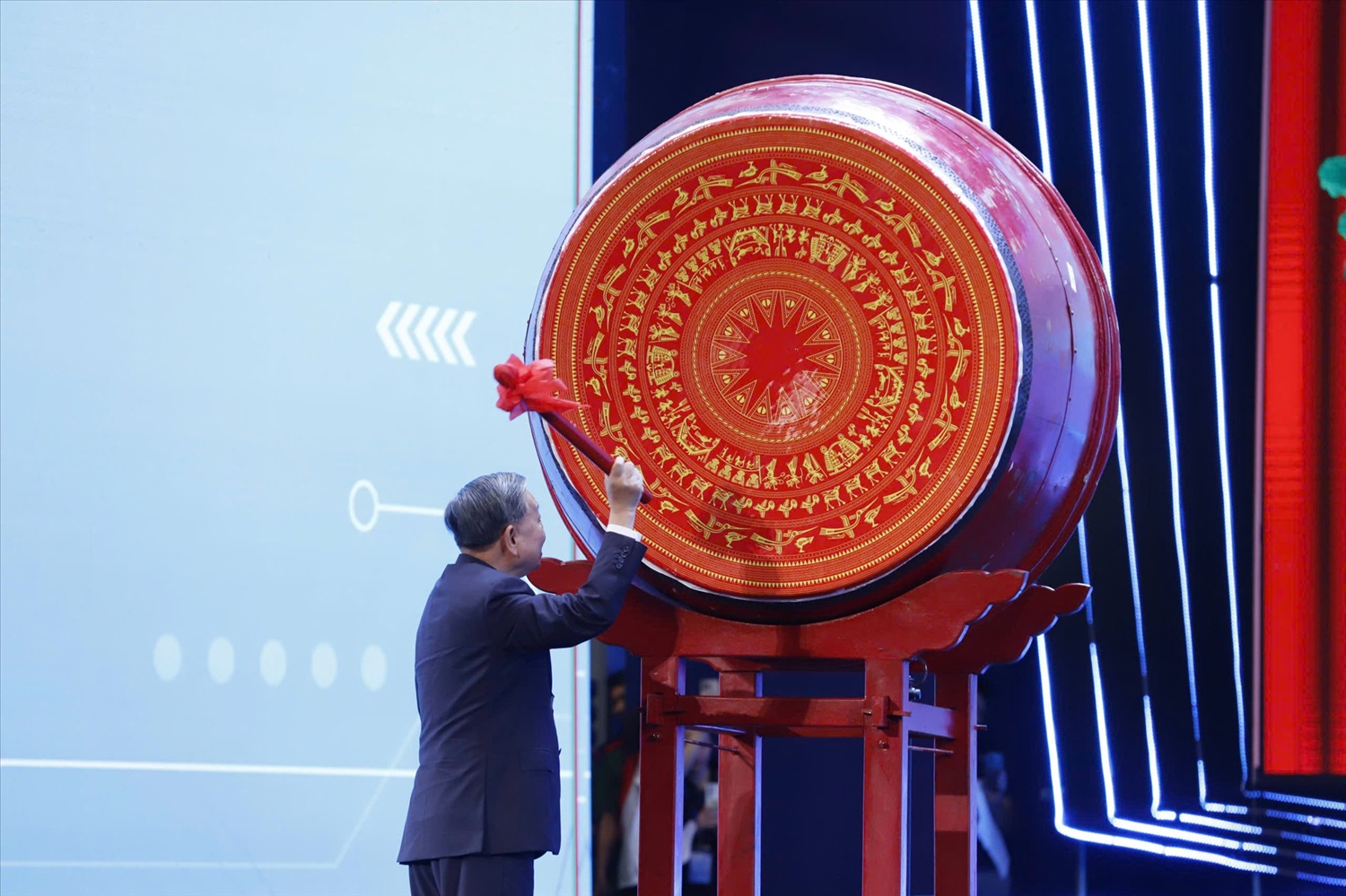 Tổng Bí thư Tô Lâm đánh trống khai giảng năm học mới