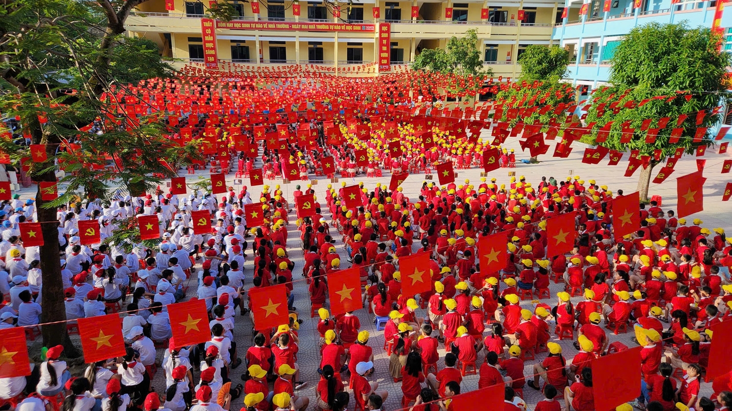 Gần 900.000 học sinh Thanh Hoá trong ngày khai trường sáng 9/5.(ảnh PV)