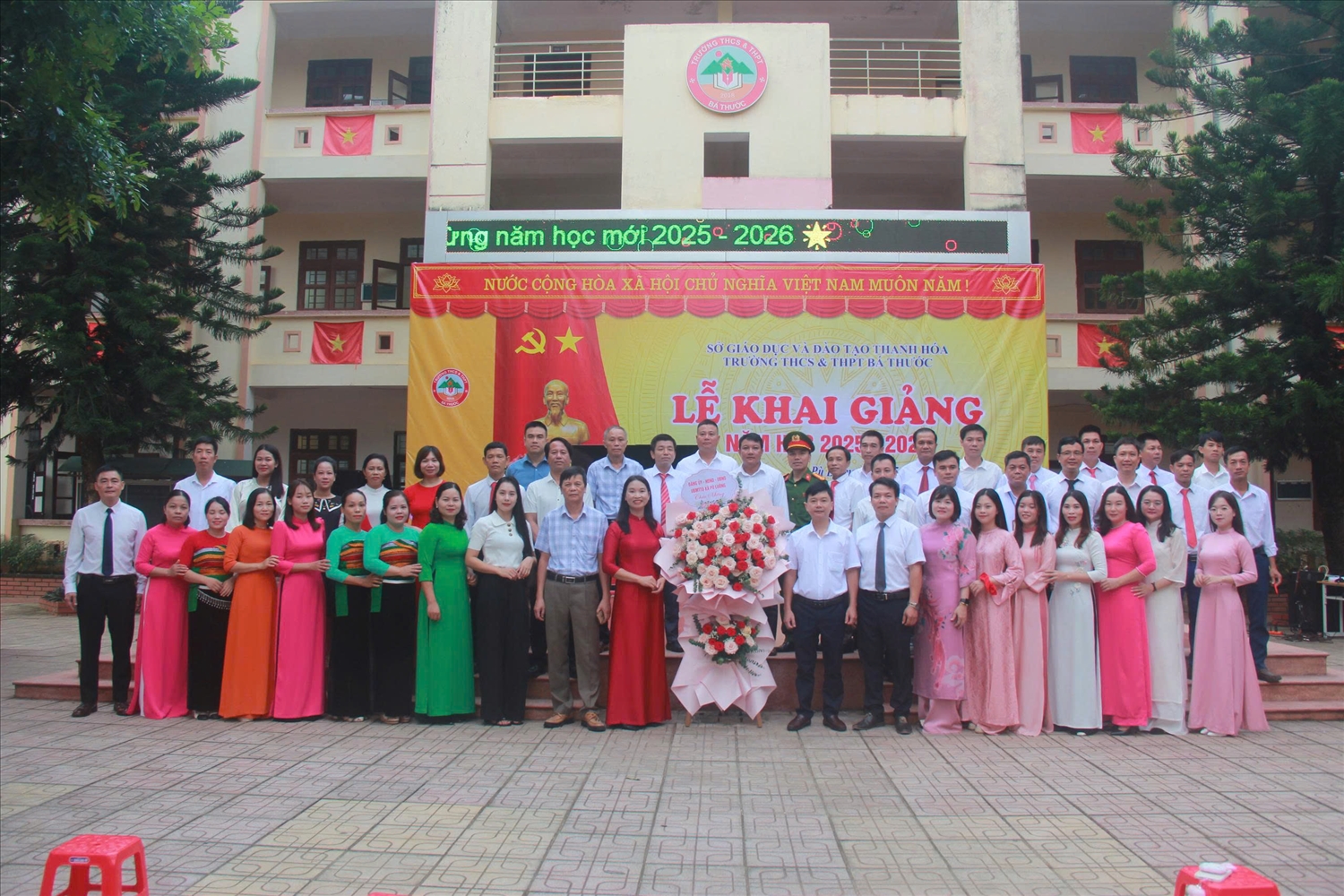 Trường THCS&THPT Bá Thước trong ngày khai giảng .(ảnh PV)