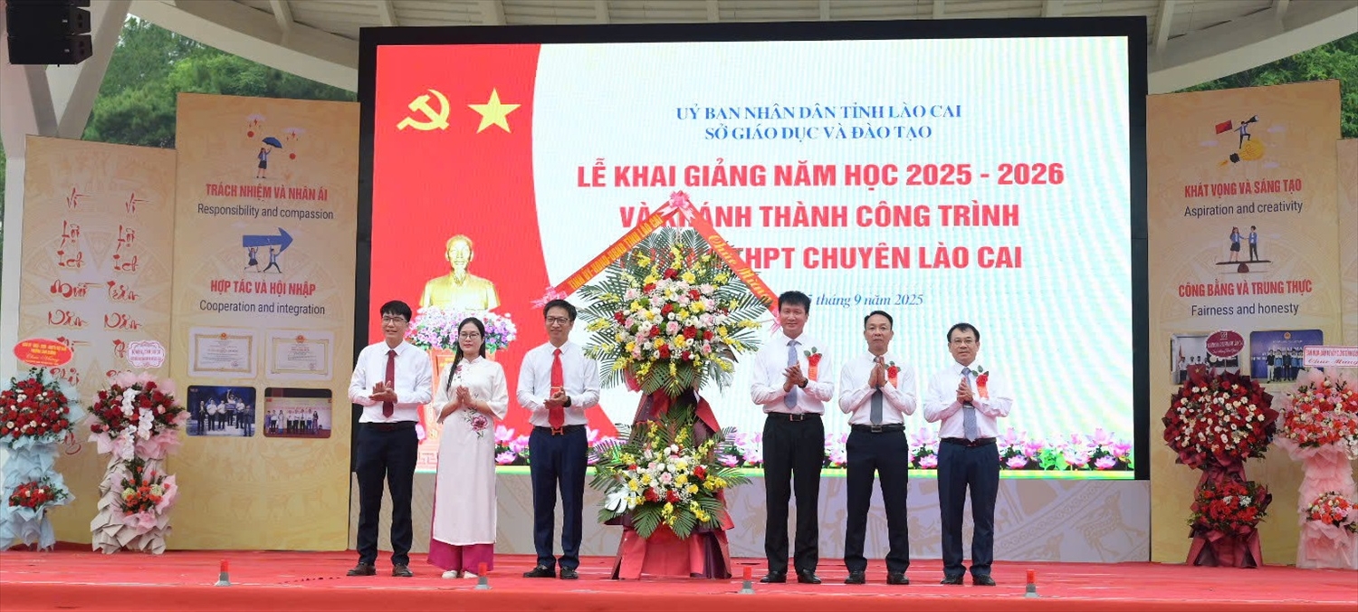 Lãnh đạo tỉnh Lào Cai tặng hoa chúc mừng thầy và trò nhà trường nhân ngày khai giảng (ảnh Trọng Bảo)