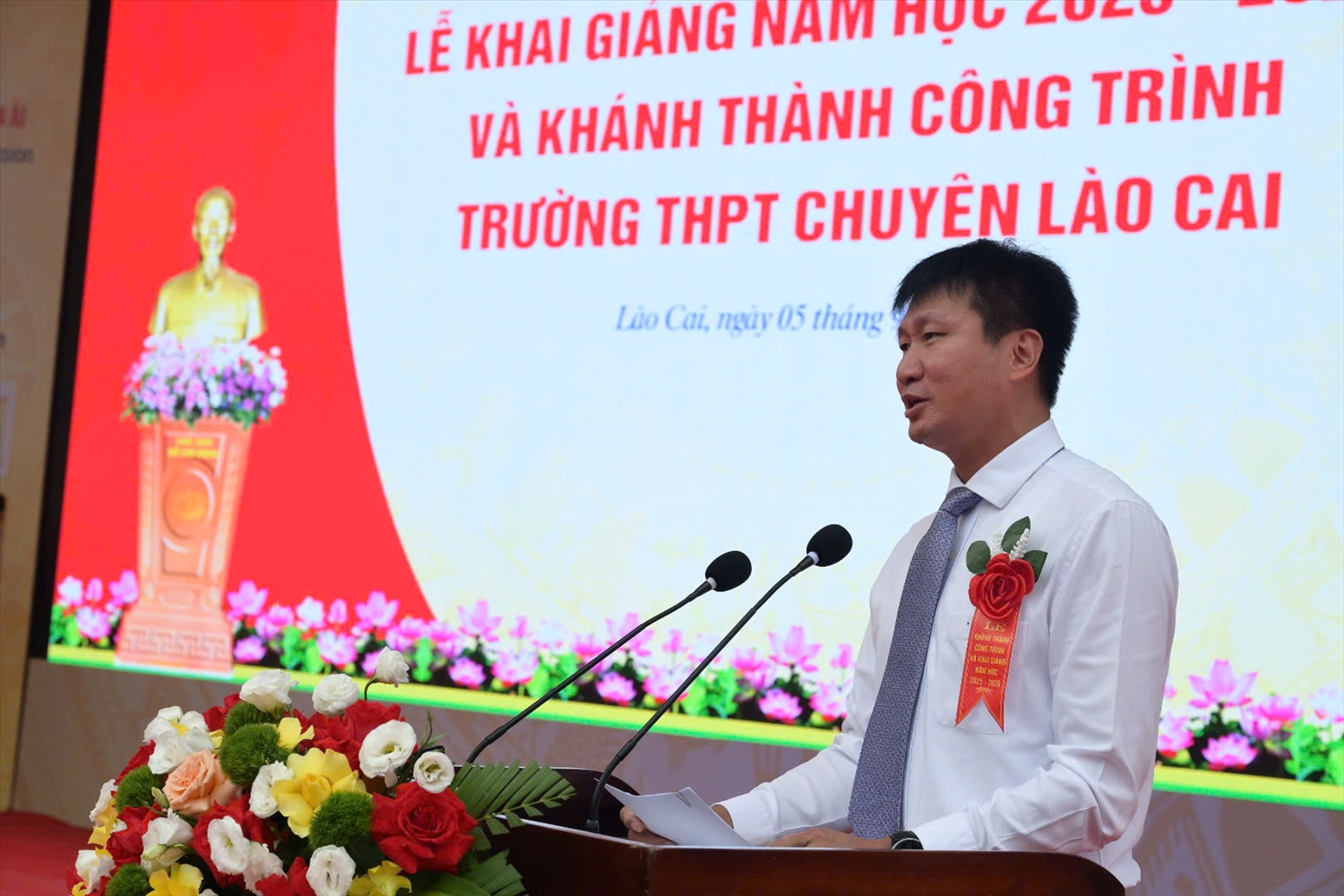 Chủ tịch UBND tỉnh Lào Cai Trần Huy Tuấn phát biểu tại buổi lễ khai giảng (ảnh Trọng Bảo)