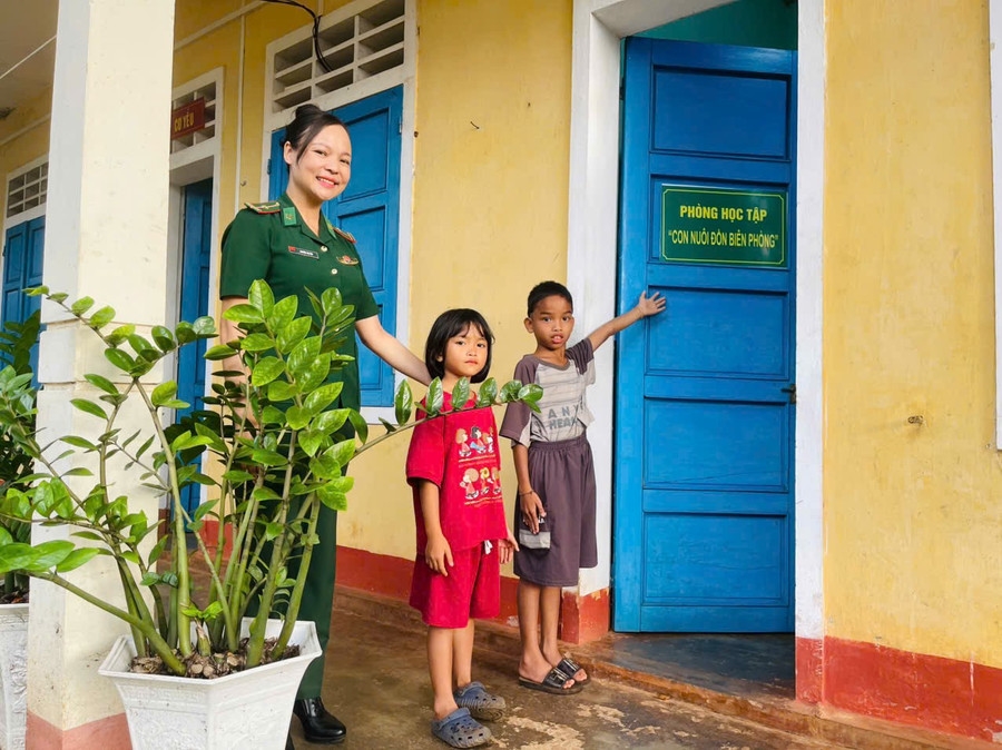 Mẹ Vân (Thiếu tá Nguyễn Thị Vân) đưa 2 con về nơi ở tại đơn vị (Ảnh: BP cung cấp)