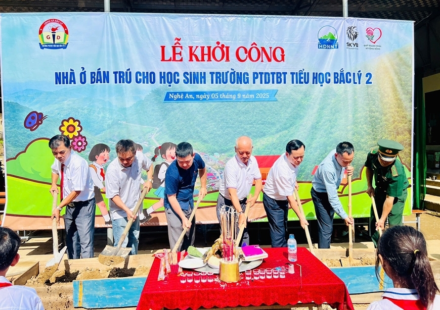 Đại biểu thực hiện nghi thức khởi công tại Trường phổ thông Dân tộc bán trú Tiểu học Bắc Lý 2 (Ảnh: CTV)