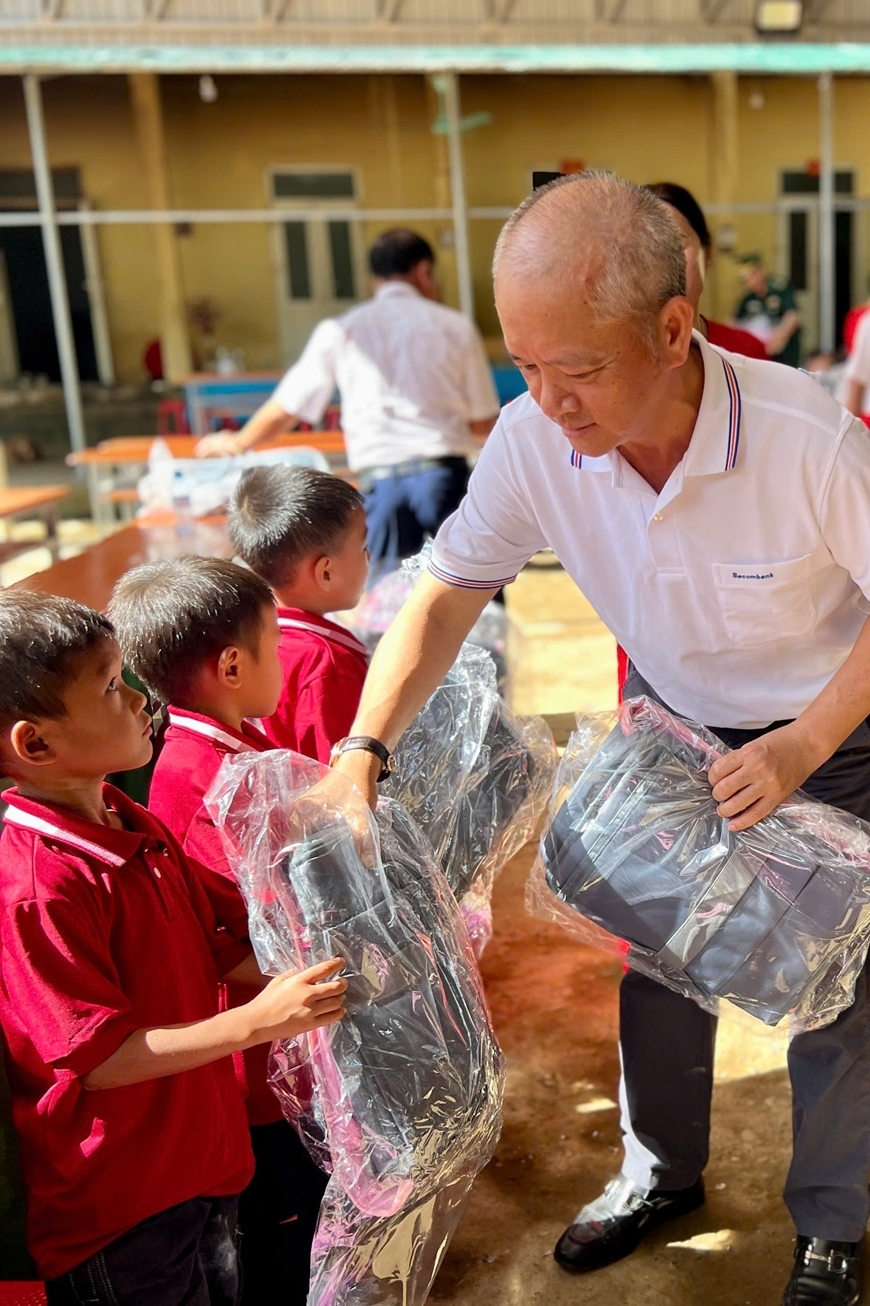 Ông Phan Đình Tuệ, Chủ tịch Hội Doanh nghiệp Nghệ Tĩnh tại TP Hồ Chí Minh trao quà tặng học sinh nhân dịp khai giảng năm học mới (Ảnh: CTV)