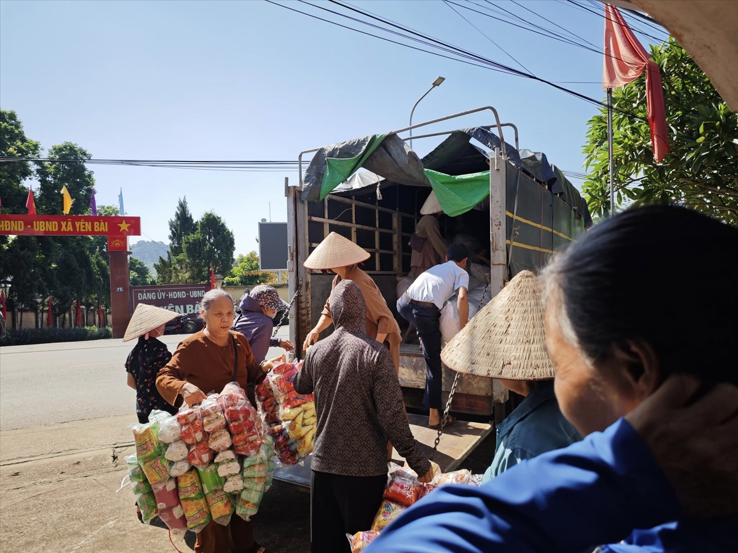 Phật tử chùa Khai Nguyên (xã Đoài Phương - Hà Nội) từ thiện tại xã Yên Bài - Hà Nội nhân dịp Vu lan 2025