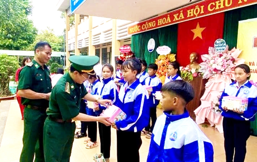Đại tá Đoàn Ngọc Báu - Chính ủy Bộ đội Biên phòng tỉnh Gia Lai thăm, tặng quà các em học sinh trong lễ khai giảng năm học mới