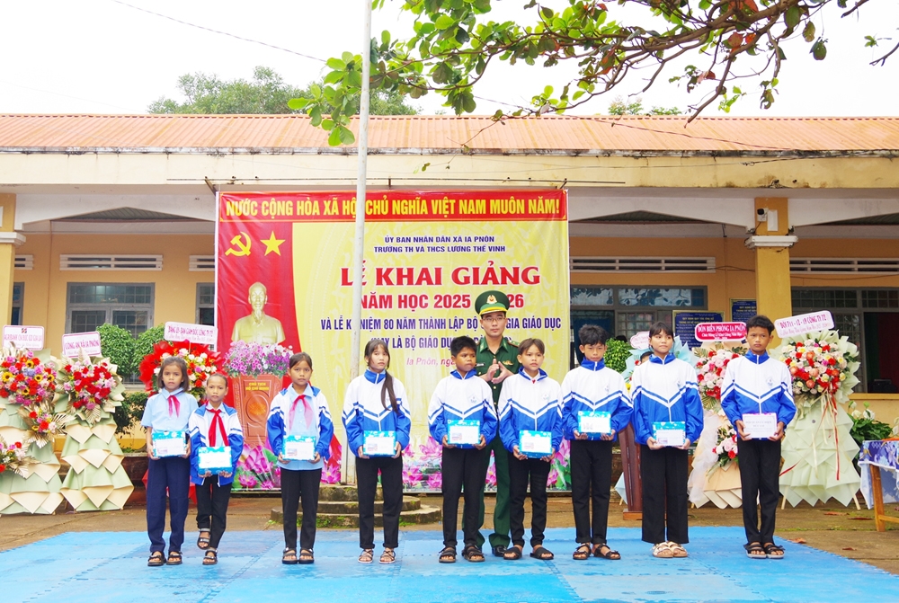 Đồn Biên phòng Ia Pnôn trao tặng hơn 163 triệu đồng cho 25 em học sinh trên địa bàn nhân dịp khai giảng năm học mới