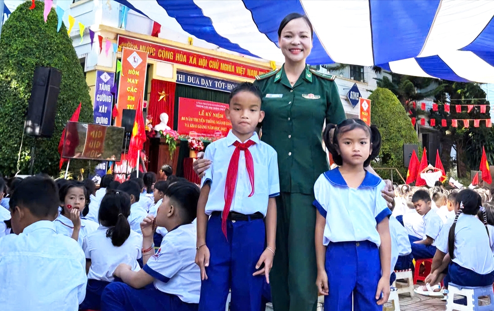 Mẹ Vân (Thiếu tá Nguyễn Thị Vân ) cùng 2 con Tuấn, Tuyền hòa mình vào Ngày hội khai giảng. (Ảnh: BP cung cấp) 