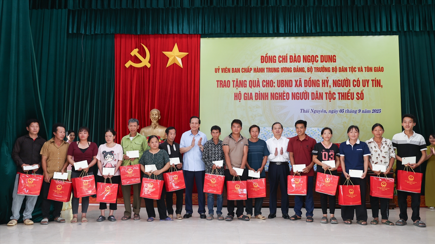 Bộ trưởng Đào Ngọc Dung tặng quà cho hộ nghèo người DTTS xã Đồng Hỷ