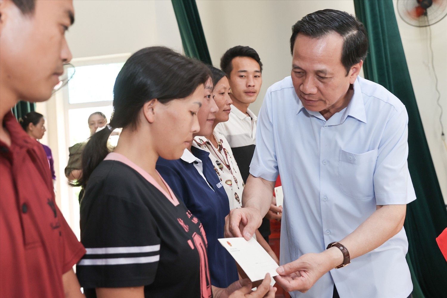 Bộ trưởng Đào Ngọc Dung tặng quà cho hộ nghèo người DTTS xã Đồng Hỷ