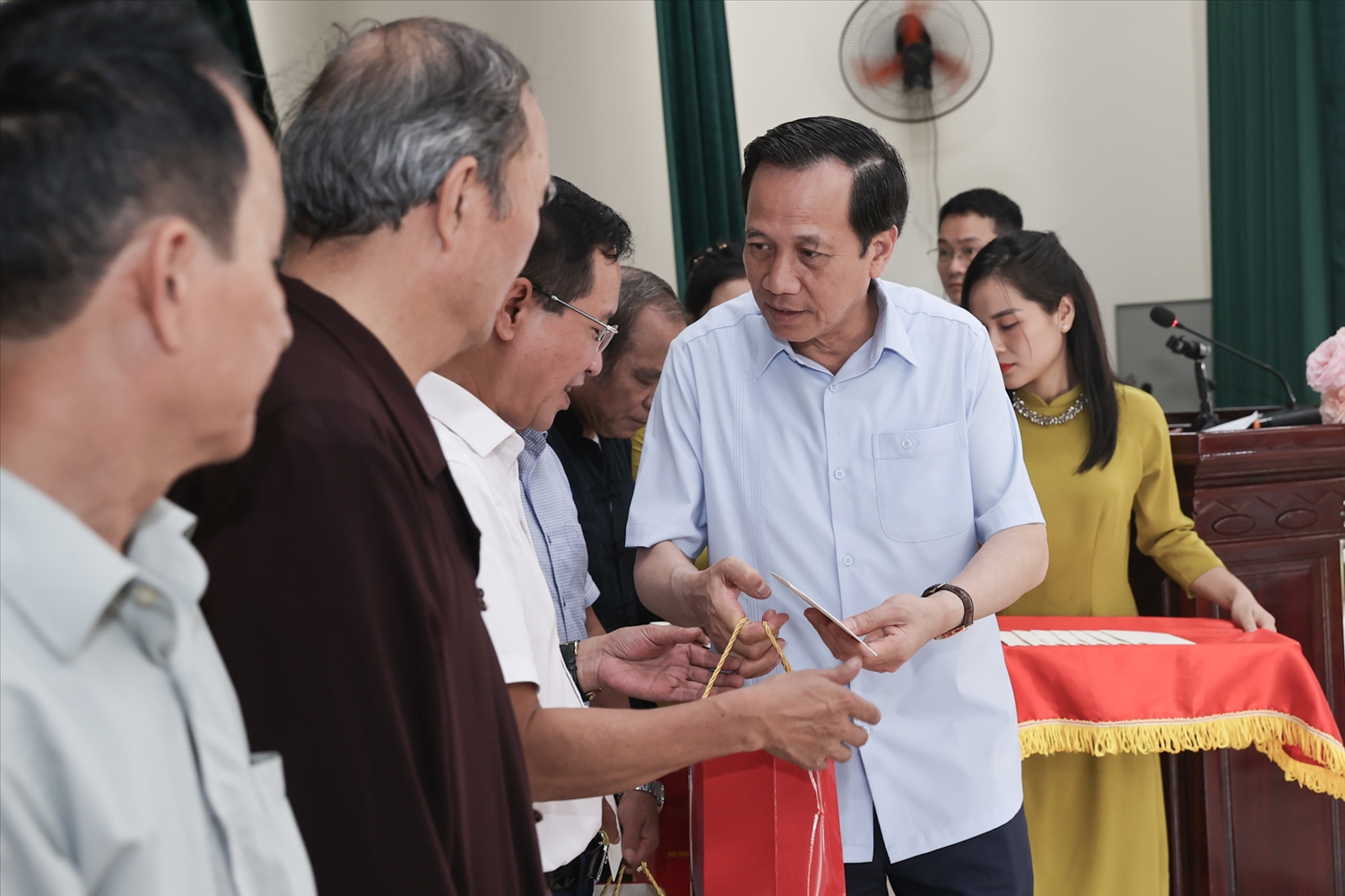 Bộ trưởng Đào Ngọc Dung tặng quà cho Người có uy tín xã Đồng Hỷ
