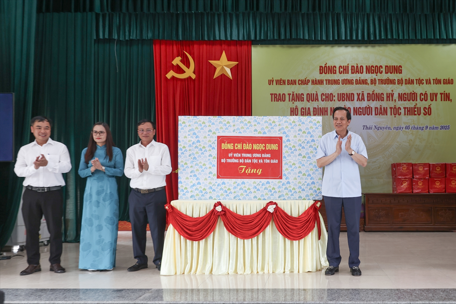 Bộ trưởng Đào Ngọc Dung tặng xã Đồng Hỷ Tivi trị giá hơn 12 triệu đồng