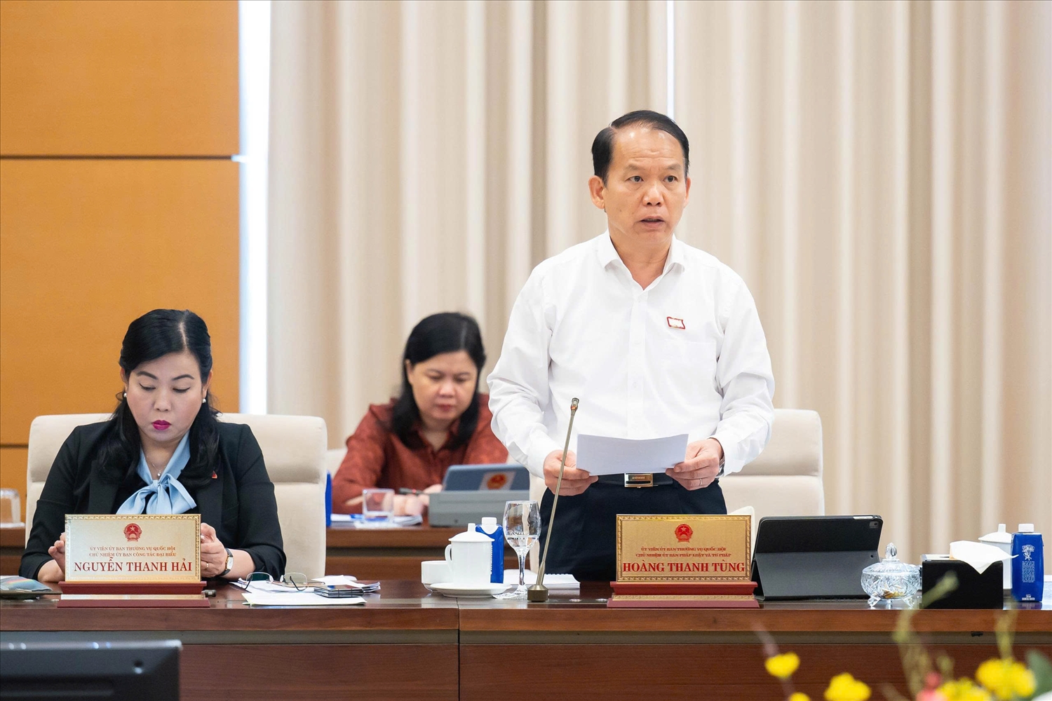 Chủ nhiệm Ủy ban Pháp luật và Tư pháp Hoàng Thanh Tùng trình bày báo cáo