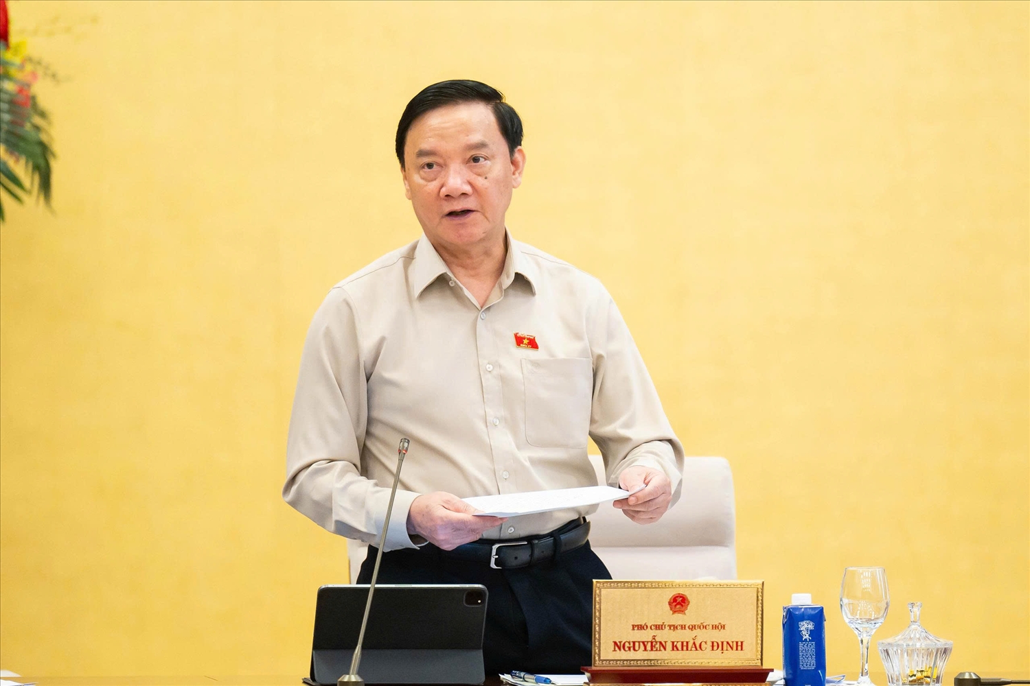 Phó Chủ tịch Quốc hội Nguyễn Khắc Định điều hành phiên họp 