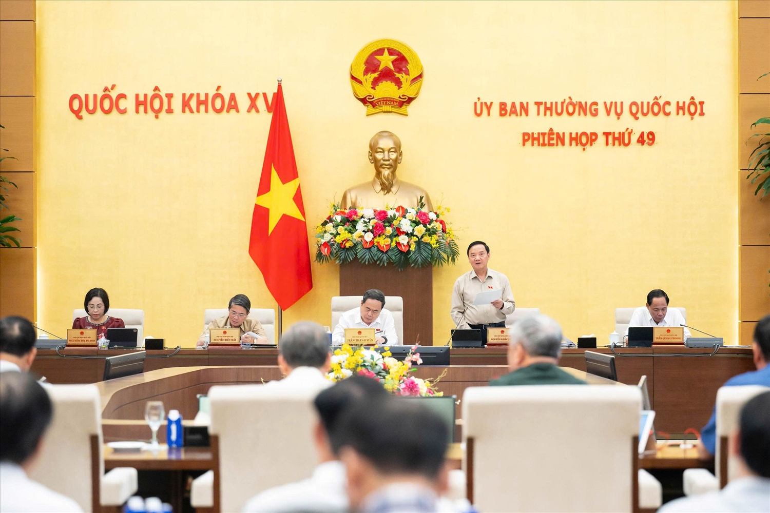 Phó Chủ tịch Quốc hội Nguyễn Khắc Định điều hành phiên họp của Ủy ban Thường vụ Quốc hội 