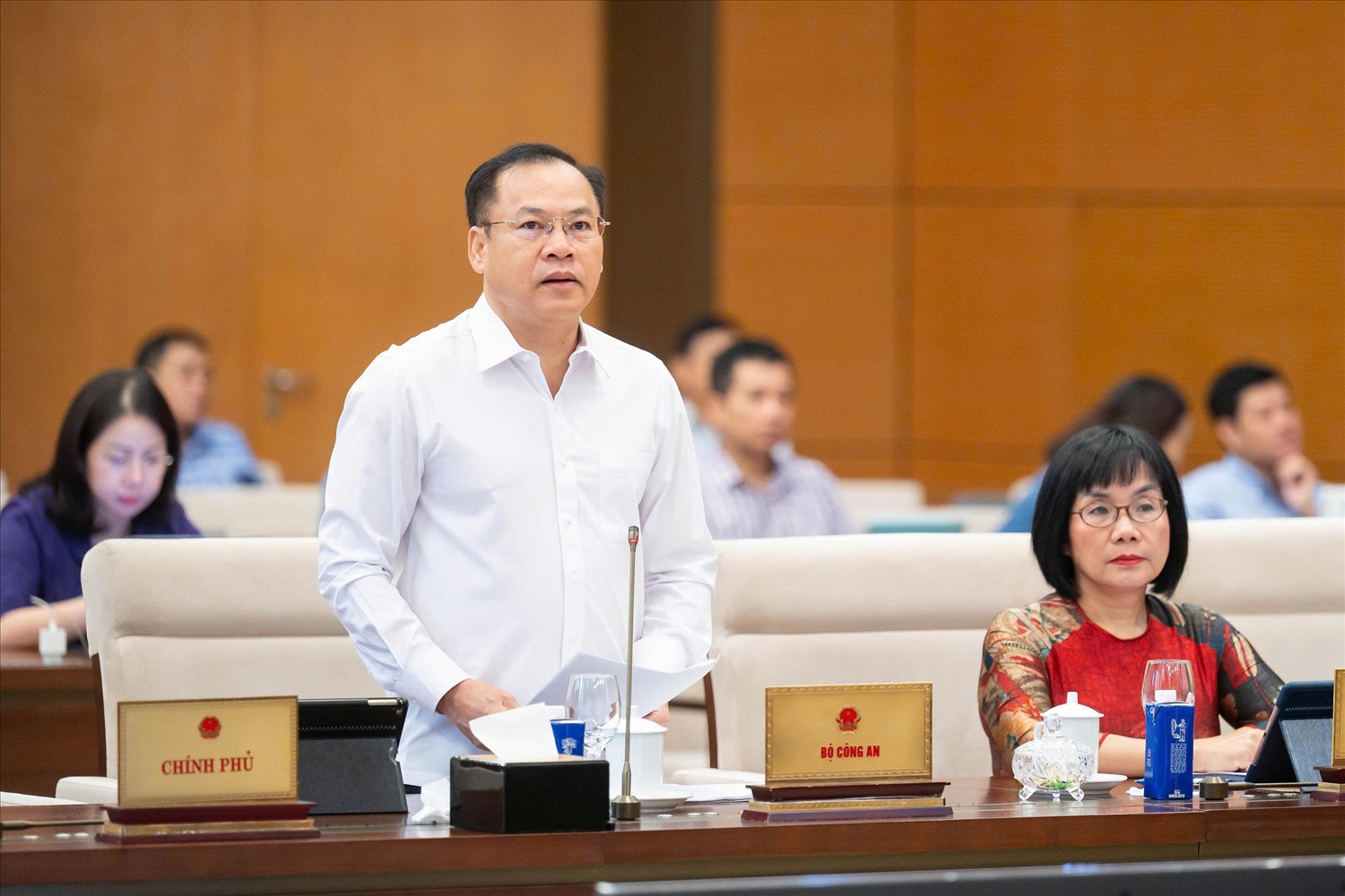 Thứ trưởng Bộ Công an Nguyễn Văn Long trình bày Tờ trình dự án Luật sửa đổi, bổ sung một số điều của Luật Lý lịch tư pháp