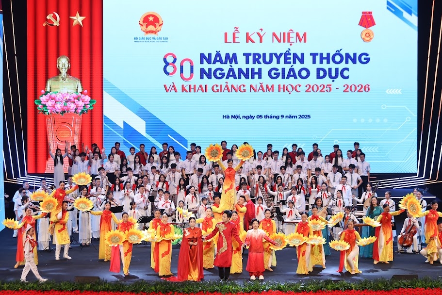 Tiết mục văn nghệ chào mừng trong Lễ khai giảng đặc biệt tại Trung tâm Hội nghị Quốc gia, Hà Nội (Ảnh: VGP)