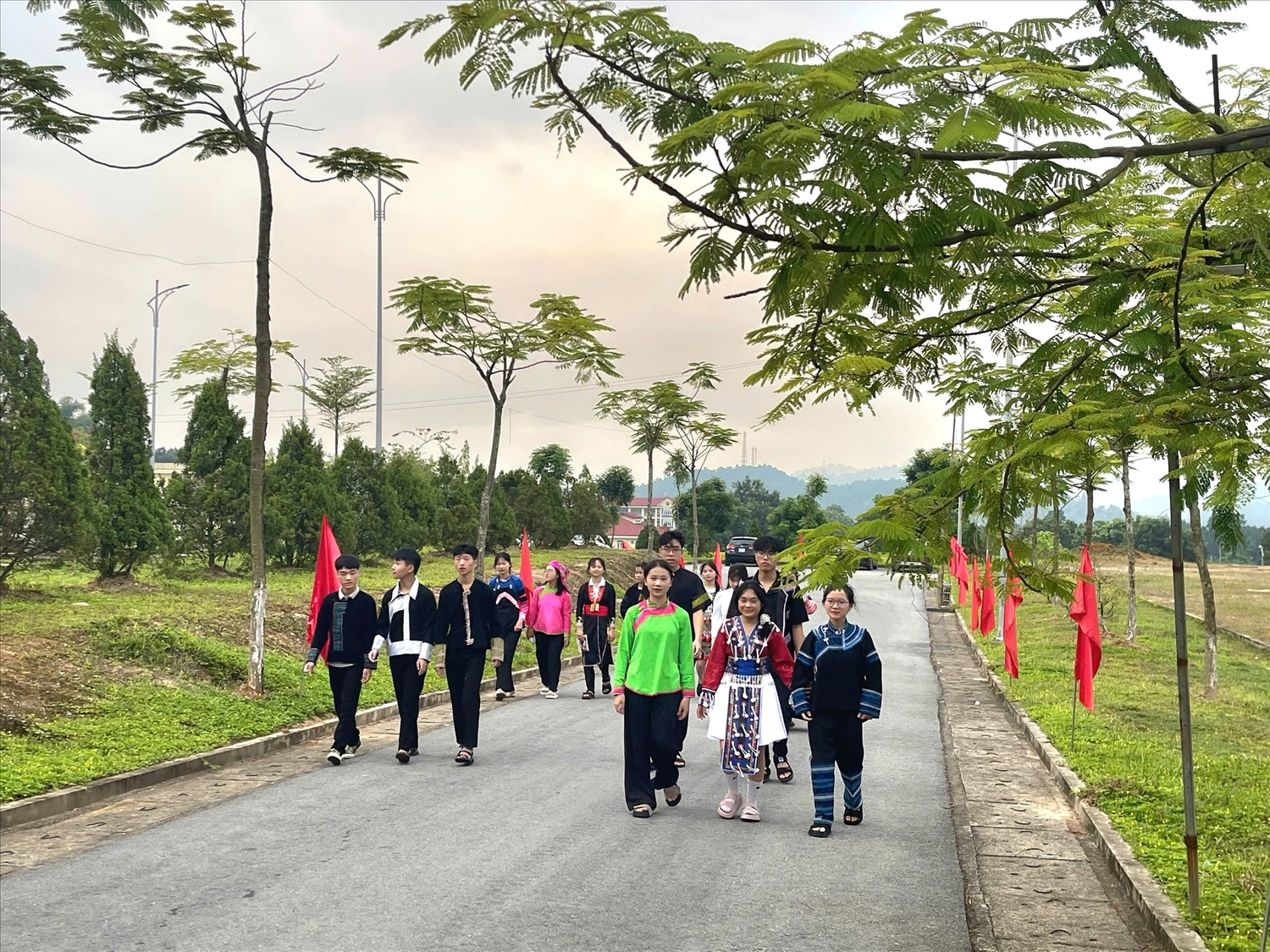 Học sinh Trường Phổ thông Dân tộc nội trú Lào Cai nô nức đến trường dự lễ khai giảng năm học mới- Ảnh Trọng Bảo