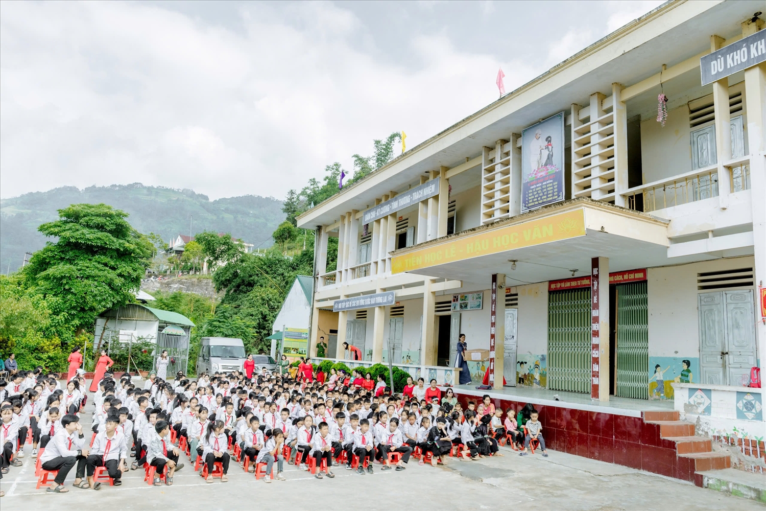 Học sinh trường Tiểu học và Trung học sơ sở Đán Ván xã Hoàng Su Phì (Tuyên Quang) dự lễ khai giảng năm học mới. - Ảnh Vũ Mừng
