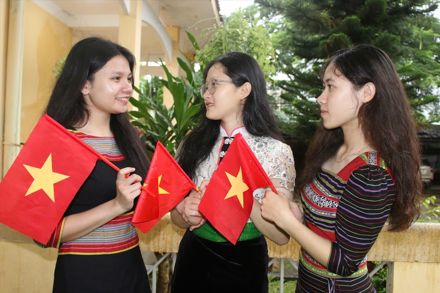 Học sinh Trường Phổ thông Dân tộc nội trú THPT Kon Tum trò chuyện trước giờ khai giảng