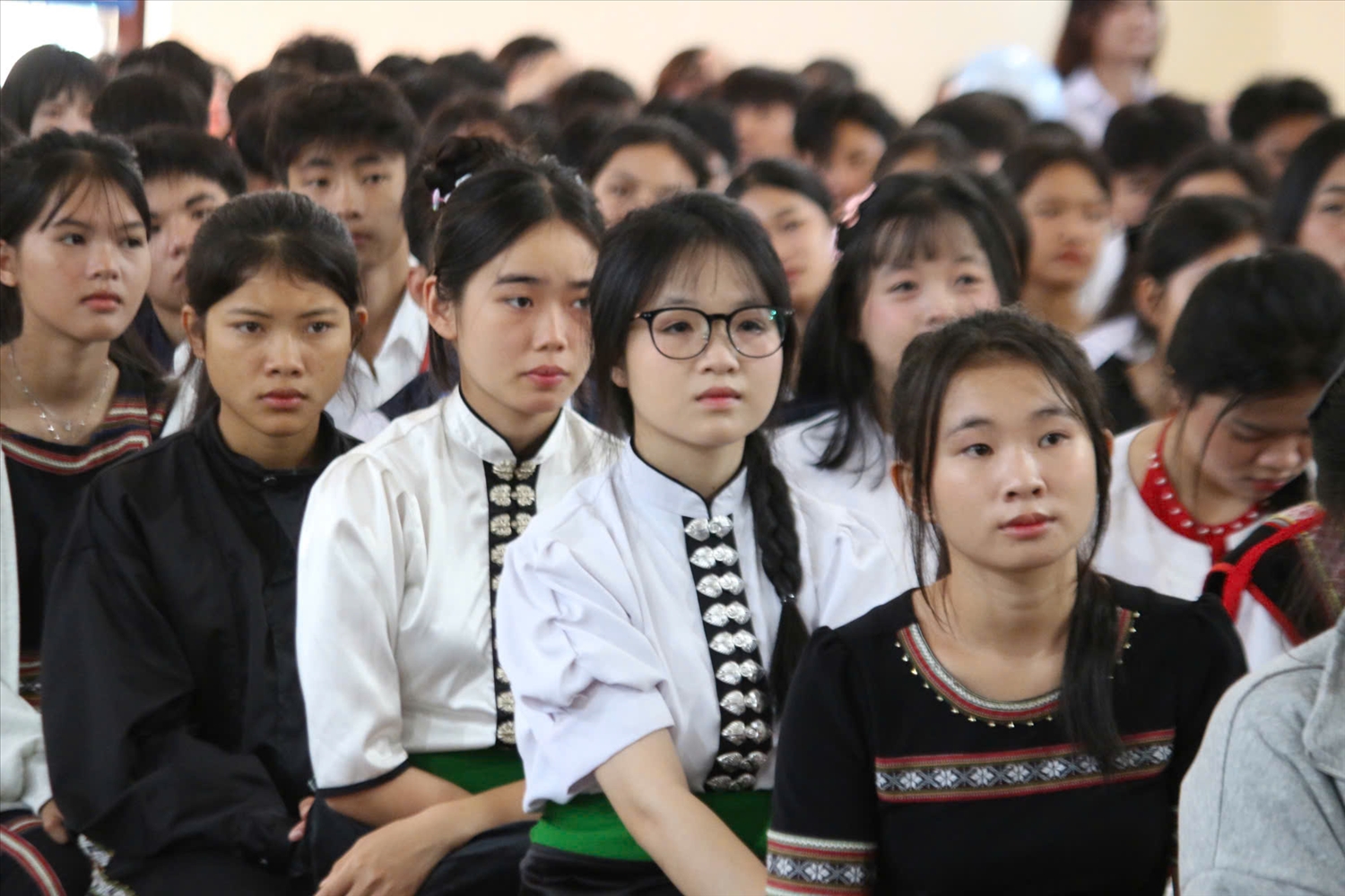 Học sinh Trường Phổ thông Dân tộc nội trú THPT Kon Tum trong ngày khai giảng - Ảnh Ngọc Chí