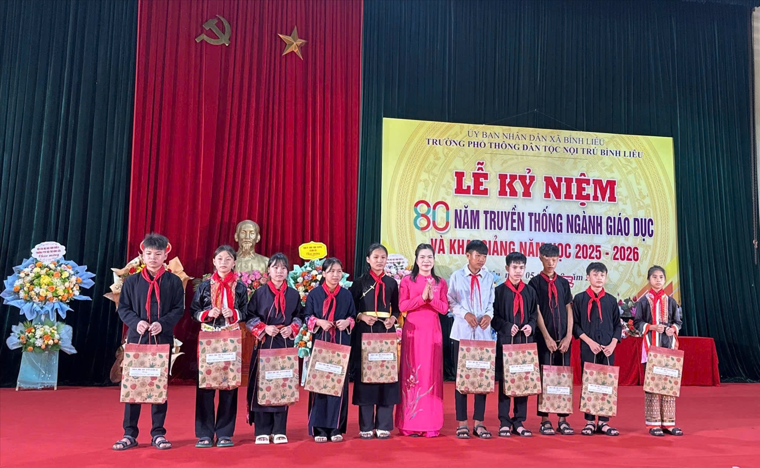 Bà Đặng Thu Phương- Chủ tịch UBND xã Bình Liêu (Quảng Ninh) tặng quà cho học sinh Trường Phổ thông dân tộc nội trú Bình Liêu có hoàn cảnh khó khăn nhân dịp khai giảng năm học mới - Ảnh Mỹ Dung