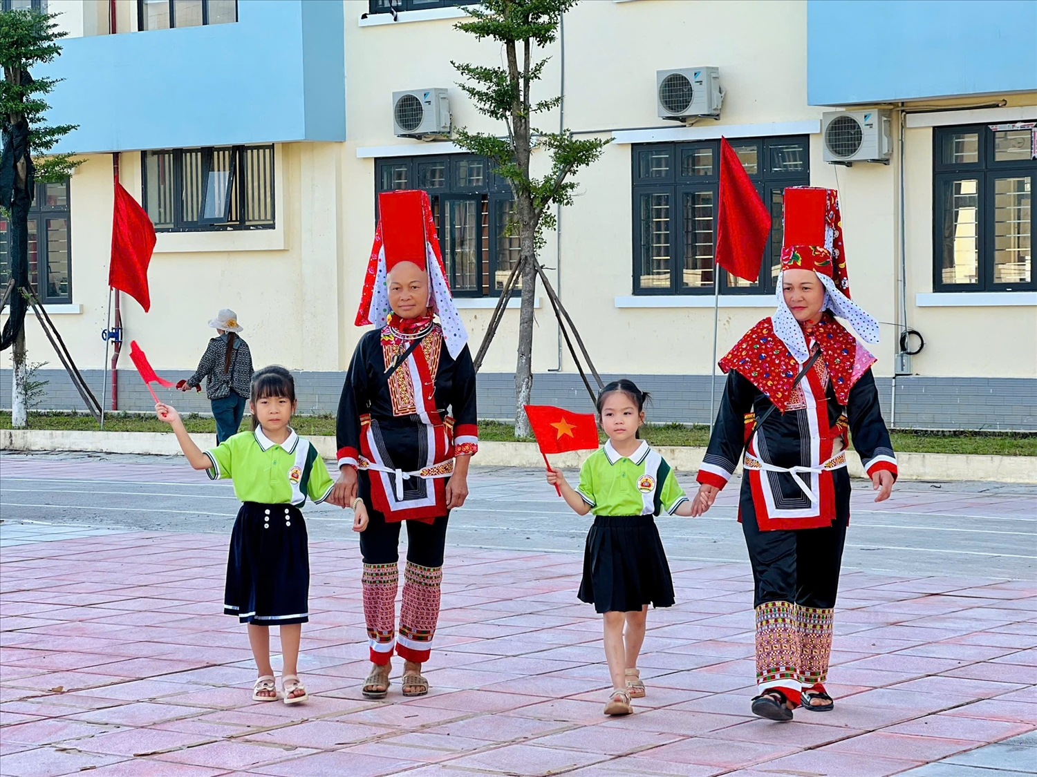 Các phụ huynh và học sinh Trường Tiểu học Tình Húc (xã Bình Liêu, Quảng Ninh) đều chọn cho mình những trang phục đẹp nhất diện trong ngày khai giảng - Ảnh Mỹ Dung