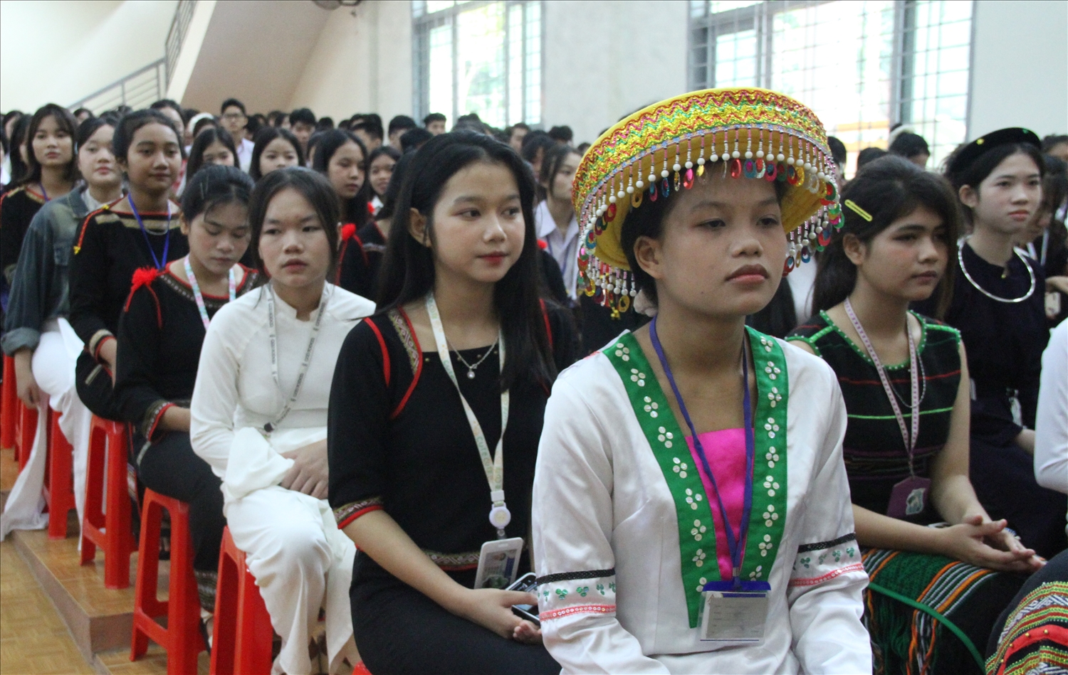 Em kg bài ảnh: Sắc màu thổ cẩm các dân tộc Đắk Lắk ngày khai giảng 2
