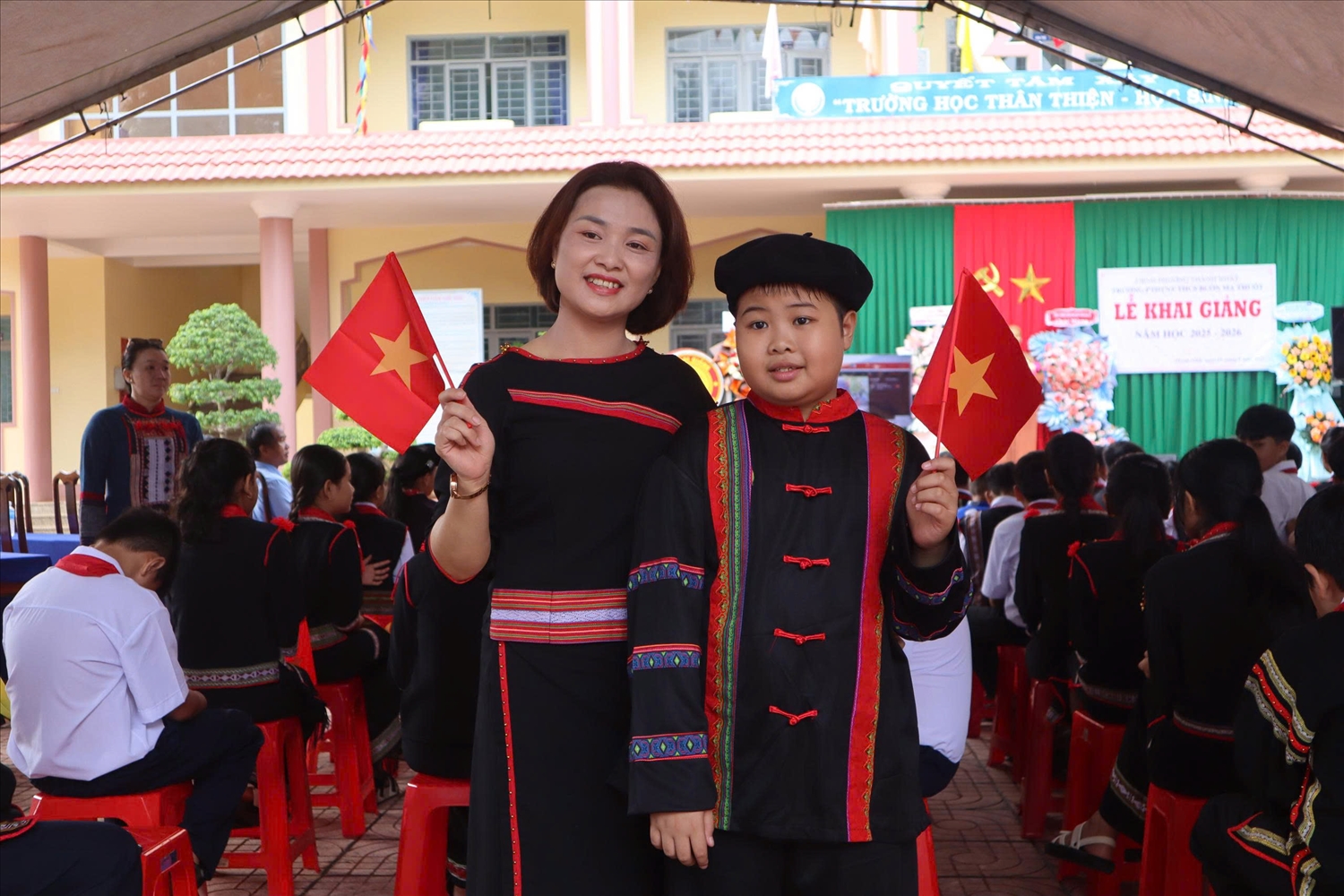 Em kg bài ảnh: Sắc màu thổ cẩm các dân tộc Đắk Lắk ngày khai giảng 9
