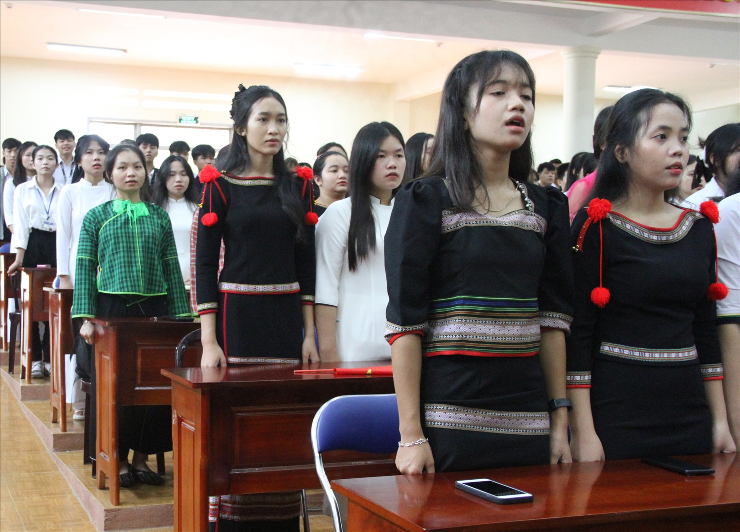 Em kg bài ảnh: Sắc màu thổ cẩm các dân tộc Đắk Lắk ngày khai giảng 3