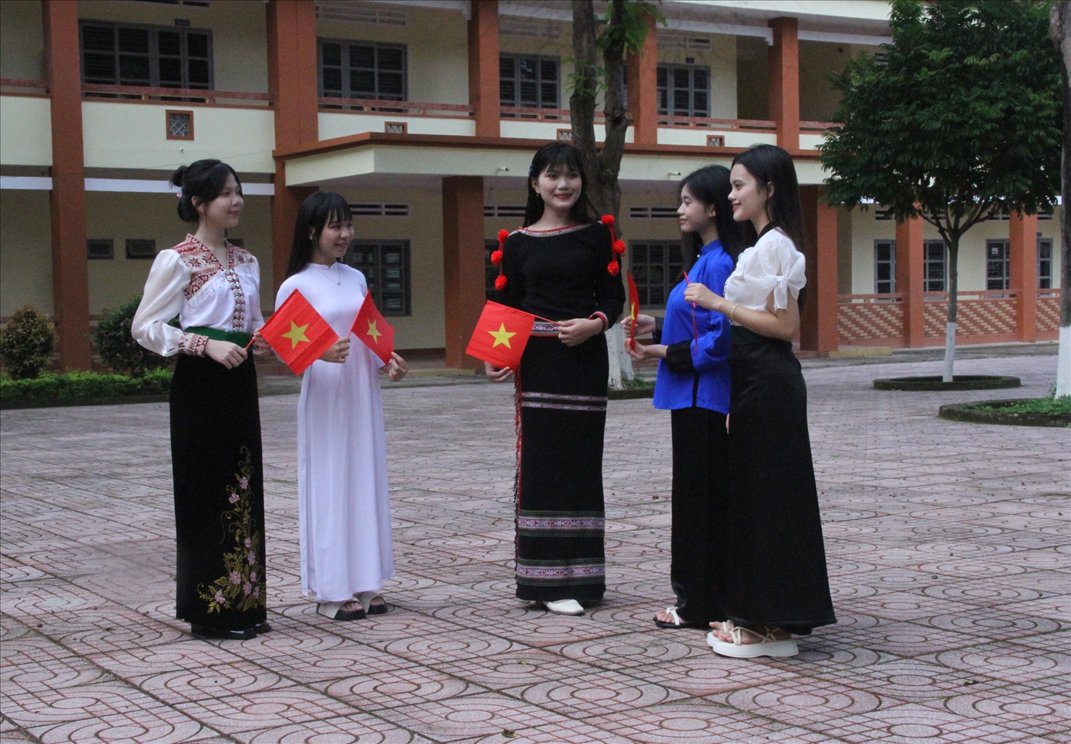 Em kg bài ảnh: Sắc màu thổ cẩm các dân tộc Đắk Lắk ngày khai giảng 5