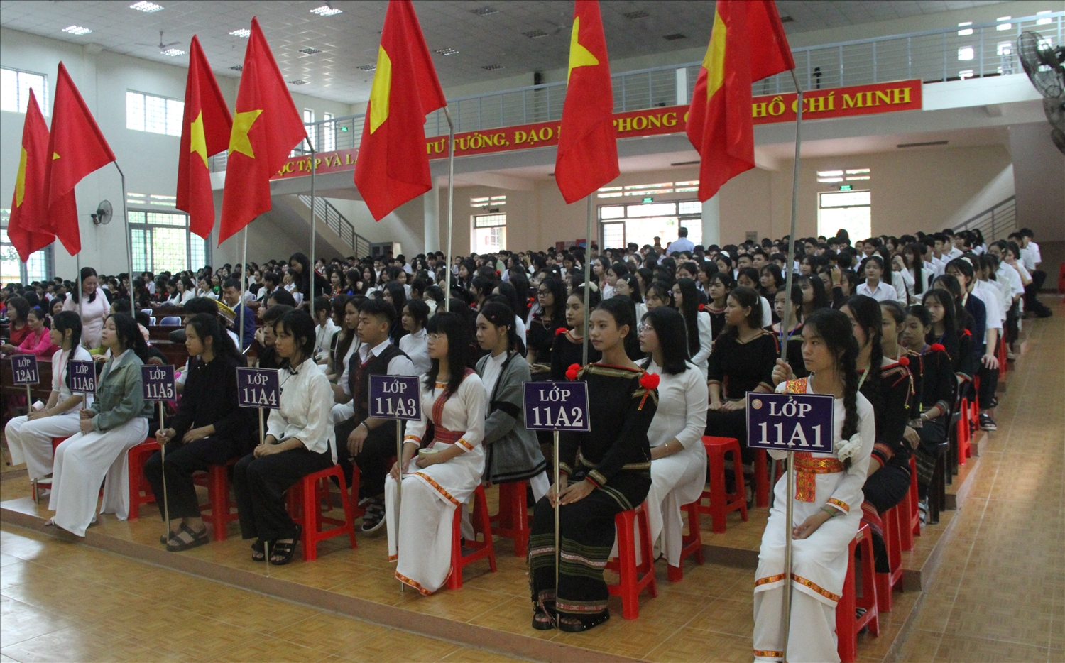 Học sinh các dân tộc thiểu số tỉnh Đắk Lắk hân hoan đón chào năm học mới (ảnh: Lê Hường)