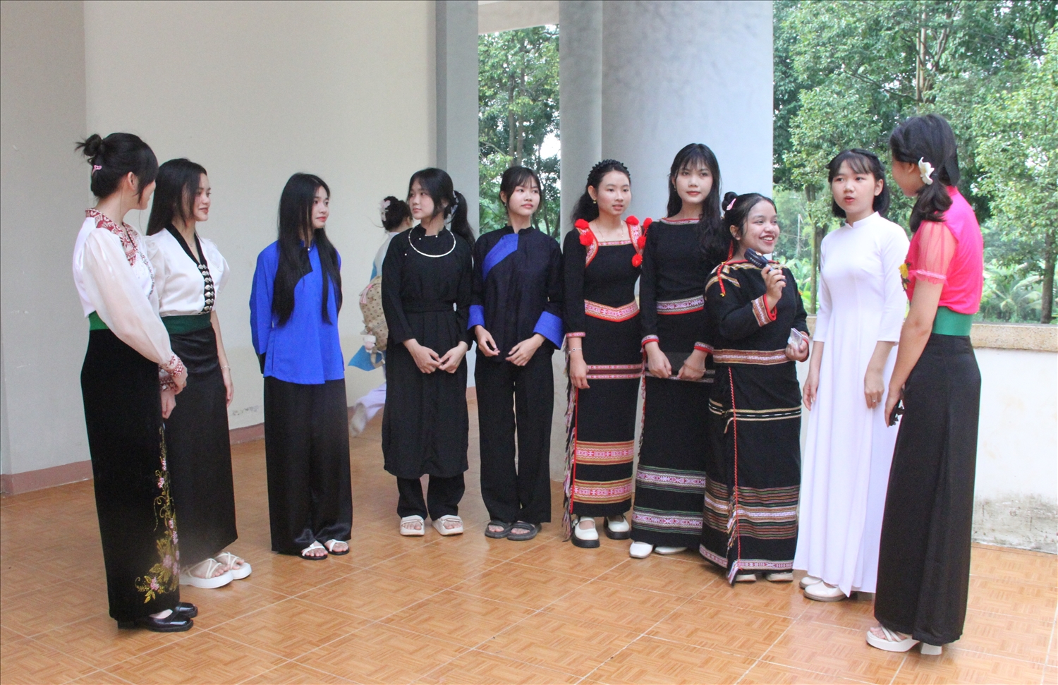 Học sinh các dân tộc thiểu số tỉnh Đắk Lắk mang trên mình những bộ trang phục truyền thống rực rỡ (ảnh: Lê Hường)