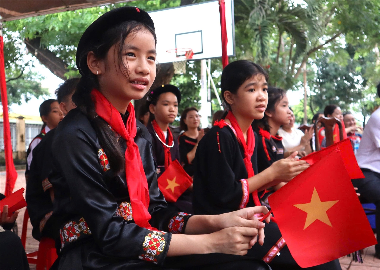 Em kg bài ảnh: Sắc màu thổ cẩm các dân tộc Đắk Lắk ngày khai giảng 6