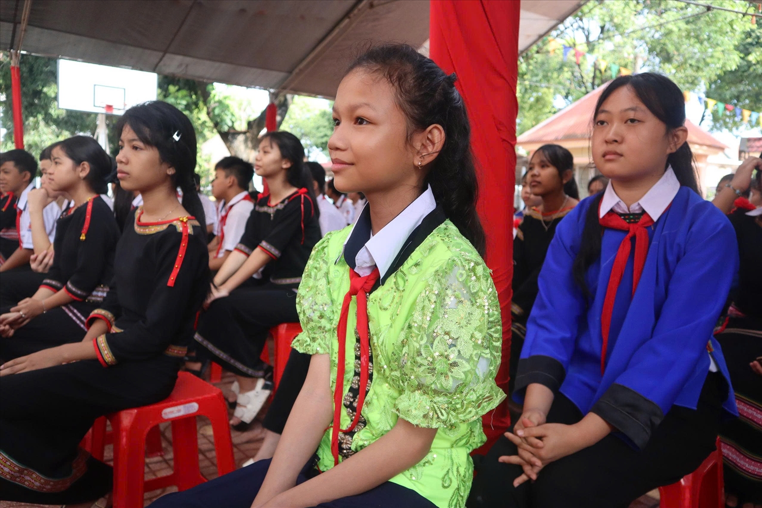Em kg bài ảnh: Sắc màu thổ cẩm các dân tộc Đắk Lắk ngày khai giảng 8