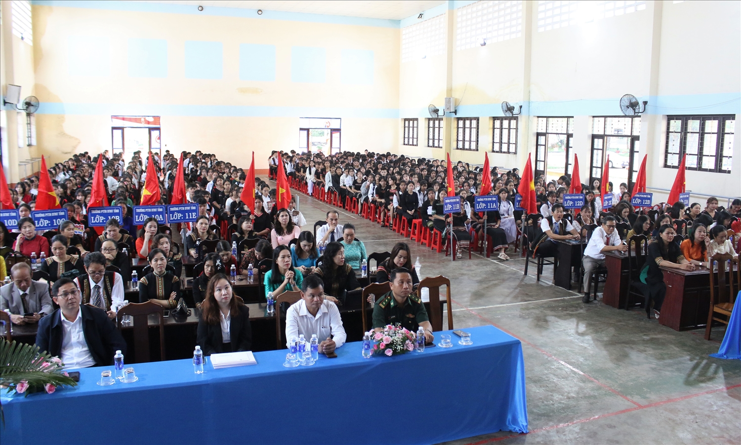 Thầy vào trò Trường PTDTNT THPT Kon Tum bước vào năm học mới với khí thế sôi nổi và quyết tâm đạt nhiều thành tích cao. (Ảnh: Ngọc Chí)