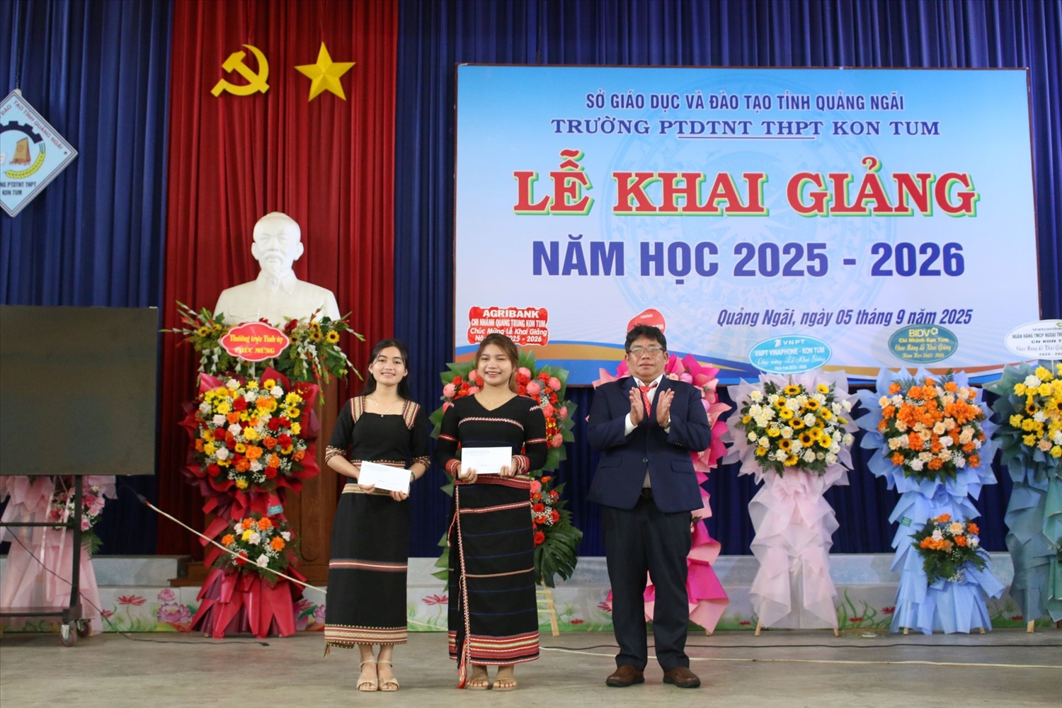 Thầy giáo Đỗ Công Vương, Hiệu trưởng Trường PTDTNT THPT Kon Tum tặng quà cho các em học sinh có thành tích xuất sắc. (Ảnh: Ngọc Chí)